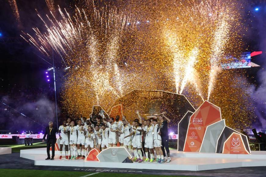 Los jugadores del Real Madrid celebrando con el trofeo de campeones de la Supercopa de España 2024.