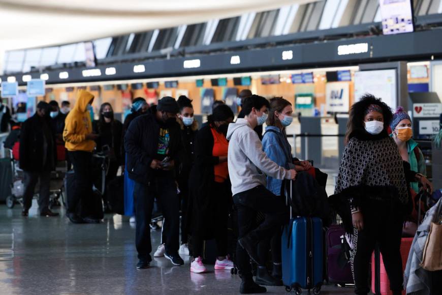 Caos en principales aeropuertos del mundo por la variante ómicron