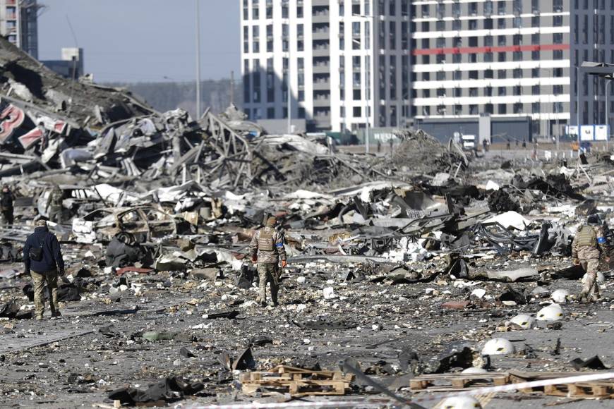 Ya no queda casi nada del nuevo centro comercial “Retroville”, situado en el noroeste de Kiev y bombardeado por las fuerzas rusas el domingo por la noche, un ataque que dejó al menos ocho muertos, según un informe oficial provisional.