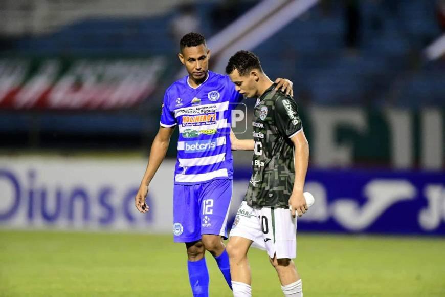 Damin Ramírez saludo a sus excompañeros del Victoria al final del partido.