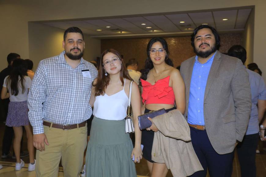 Fernando, Mariana y Rebeca Pina junto a Julio Sánchez