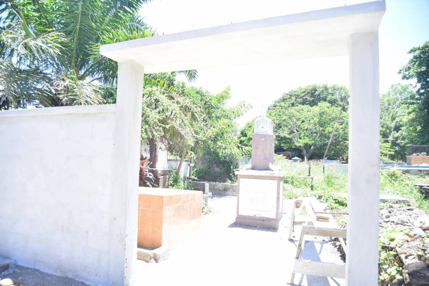 El cementerio del barrio Inglés fue el primero en construirse en La Ceiba, el cual se fue formando entre 1840 y 1850 en un terreno donado por el terrateniente Manuel Mejía, quien se encuentra sepultado ahí en una tumba ya perdida. 