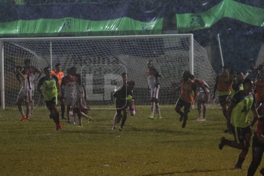 Plantilla, cuerpo técnico, directiva y aficionados del Olancho FC festejaron a lo grande el ascenso a la primera división.