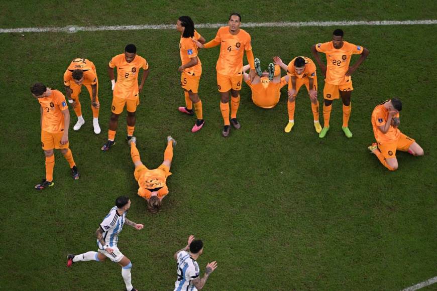 Mientras los argentinos celebraban, los neerlandeses se lamentaban en el campo del estadio Lusail.