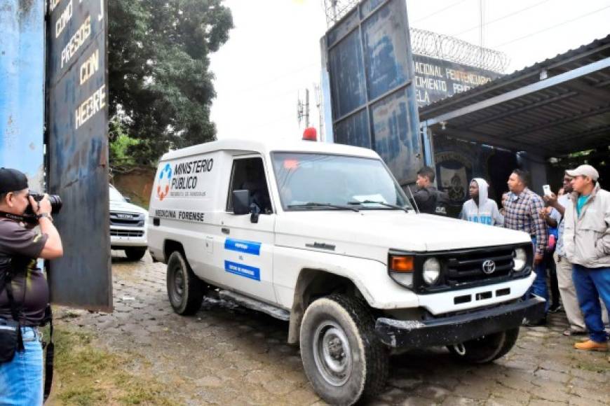 Las autoridades de Medicina Forense subieron los cuerpos en bolsas plásticas y los transportaron a la morgue judicial de San Pedro Sula para practicarles las autopsias.
