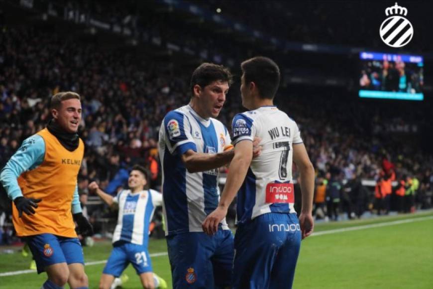 El festejo de los jugadores del Espanyol tras el gol de Wu Lei.