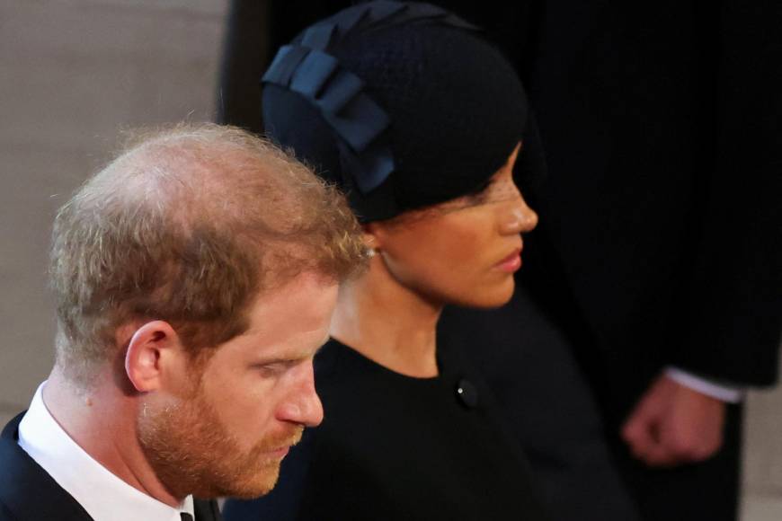 Harry y Meghan durante el servicio religioso en honor a la reina Isabel II.