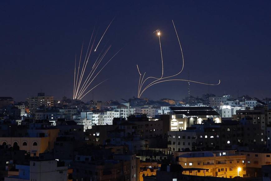 La posibilidad de una tregua entre Israel y las milicias armadas de Gaza parece cada vez más lejana, con mensajes poco alentadores por ambas partes, mientras continúa el intercambio de fuego, con bombardeos israelíes sobre la franja y el lanzamiento de cohetes desde dentro del enclave.
