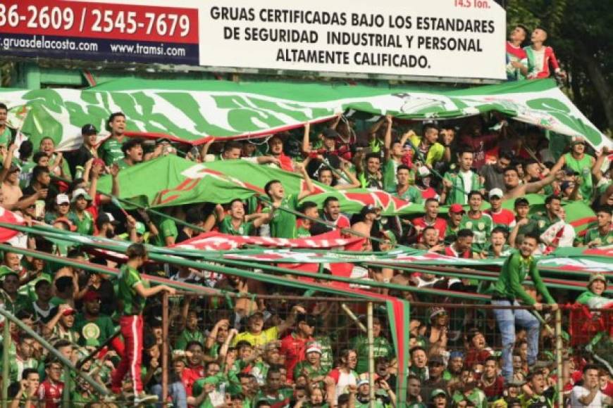 Los aficionados del Marathón alentando al equipo durante el partido.