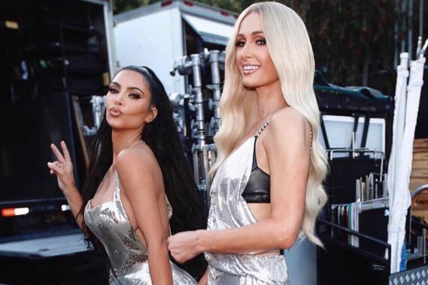 Kim Kardashian y Paris Hilton eran una bomba juntas, sin embargo, Kim siempre vivió a la sombra de Paris cuando ella era la socialité más popular. Todo cambió cuando se dio a conocer el video sexual de Kardashian, pero a partir del éxito arrollador del show Keeping up with the Kardashians, la heredera de la fortuna hotelera comenzó a quedarse a un lado y a ser relegada por su ex amiga, quien se olvidó de quién le había ayudado a saltar a la fama.