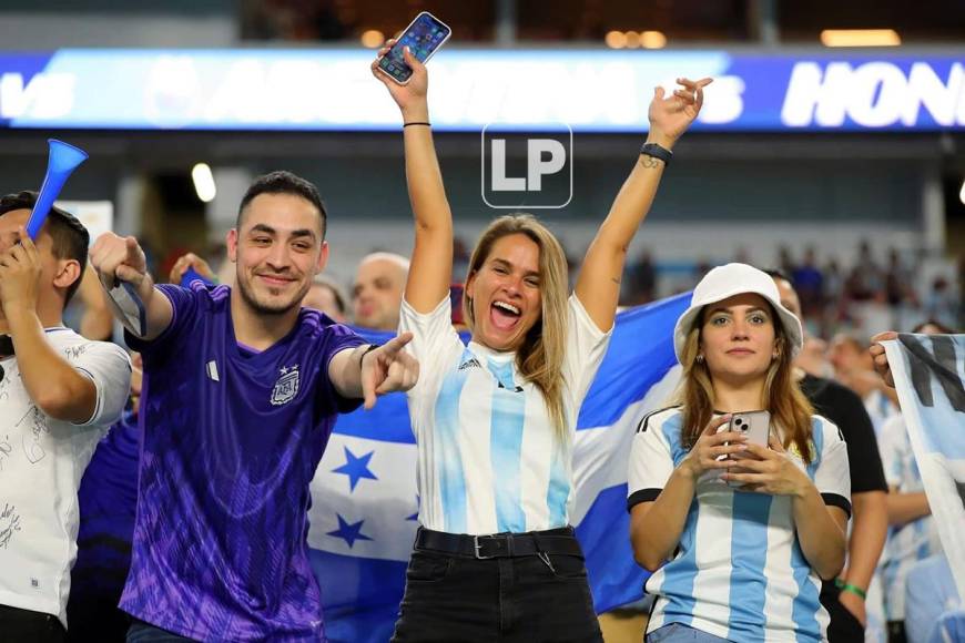 Los hinchas argentinos se mostraron felices de ver a su selección.