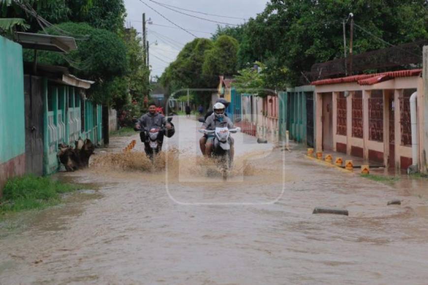 Desde la madrugada de este miércoles se comenzaron a reportar inundaciones en diferentes colonias que pertenecen a esta zona. <br/>