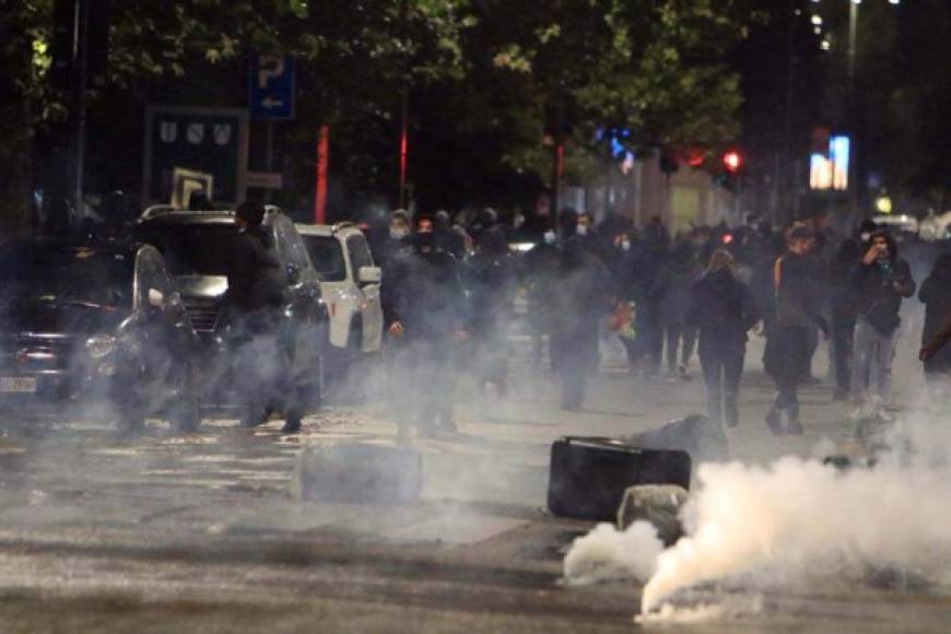 En Nápoles, la principal ciudad del sur de Italia, varios miles de personas pidieron la dimisión del presidente de la región de Campania en una protesta en la que se produjeron enfrentamientos esporádicos entre jóvenes encapuchados y la policía.