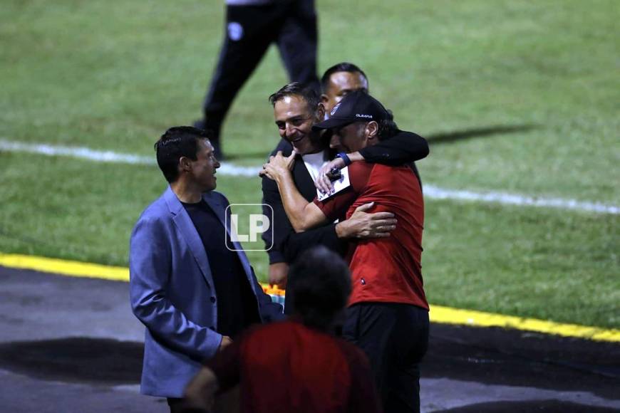 El cariñoso abrazo de los entrenadores de Motagua y Olimpia.