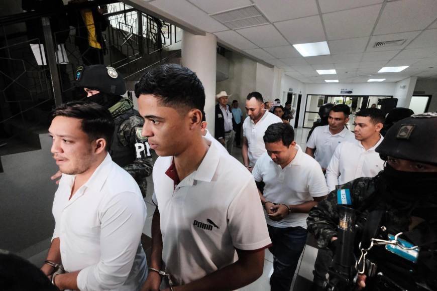 1. Implantación de pruebas: Para obtener estadísticas policiales favorables, oficiales y agentes cometen delitos y abusos. La Agencia Técnica de Investigación Criminal (Atic) ha identificado que esta práctica se originó en la Fuerza Nacional Antimaras y Pandillas (Fnamp) y ha continuado en la Dirección Policial Antimaras y Pandillas Contra el Crimen Organizado (Dipampco).