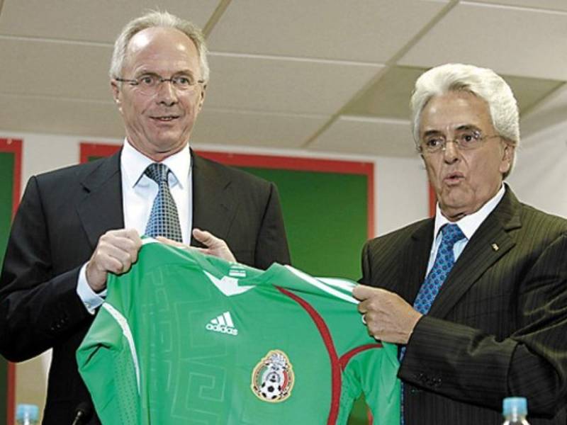 Sweden's Sven-Goran Eriksson, left, holding up a Mexican national soccer team jersey, poses with Mexican national soccer team director Justino Compean during a news conference in Mexico City, Tuesday, June 3, 2008. The former Manchester City manager was named head coach of Mexico's national soccer team. (AP Photo/Gregory Bull)