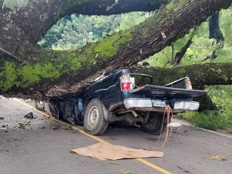 Así quedó el vehículo tras ser aplastado junto a sus ocupantes en El Corpus, Choluteca.