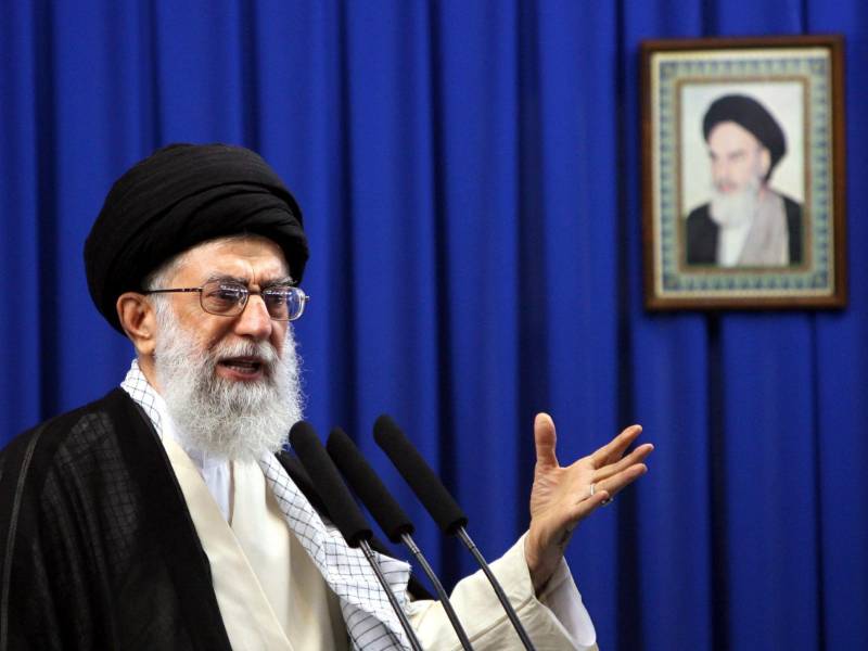 Fotografía de archivo del 11 de septiembre de 2009 que muestra al líder supremo de la Revolución iraní, Alí Jameneí, hablando en Teherán (Irán). EFE/ Abedin Taherkenareh/ ARCHIVO