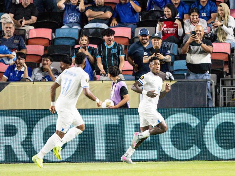 El festejo de Romell Quioto tras el 1-0 del partido.