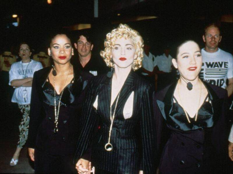 El documental Madonna: Truth or Dare ofrece una mirada íntima detrás de las cámaras durante la gira Blond Ambition de Madonna en 1990.