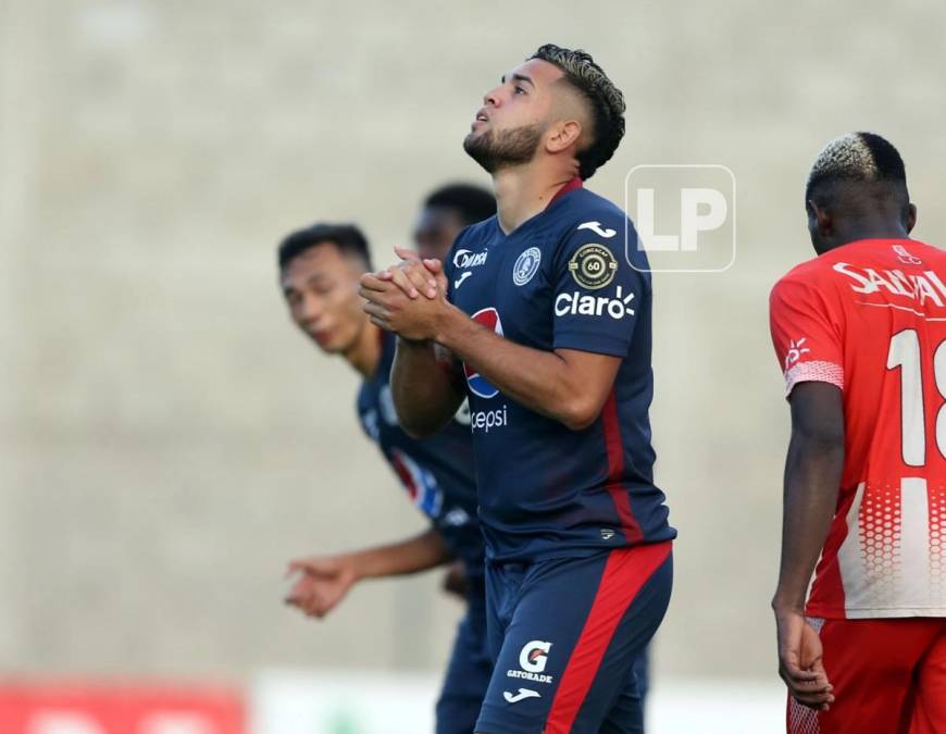 Josué Villafranca se lamenta tras una ocasión fallada de Motagua ante el Vida.