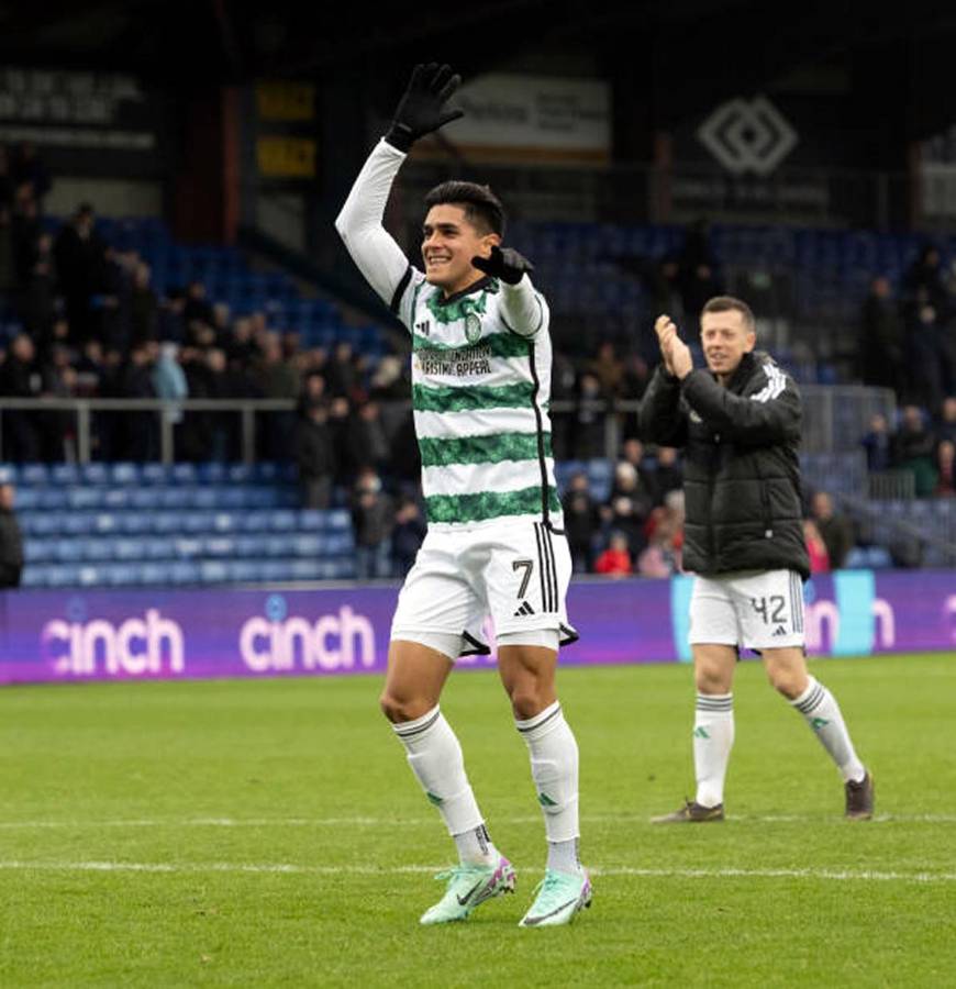 Luis Palma se animó a saltar y celebrar como uno más con los aficionados del Celtic.