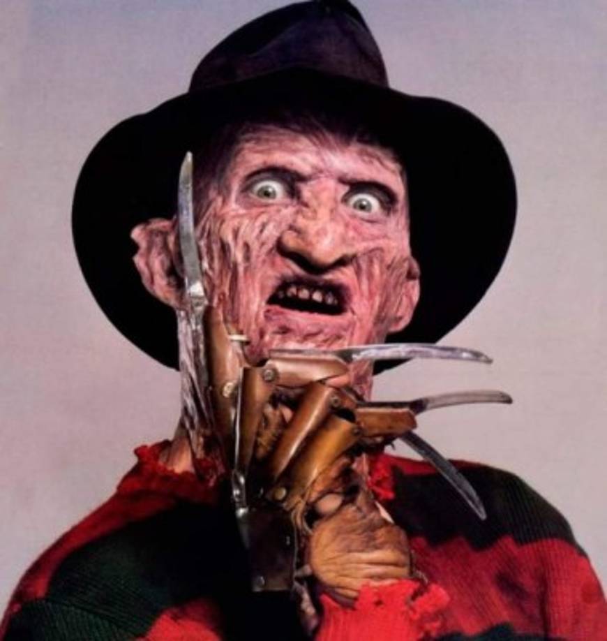 Freddy Krueger<br/><br/>Quizá este sea uno de los personajes más temibles del cine de terror. Pesadilla en Elm Street, es la cinta en la que Krueger infunde el pánico en los niños y adolescentes a través de las pesadillas de estos. Freddy tiene un rostro desfigurado, utiliza un sombrero ajado y su vestimenta es un jersey de rayas verdes y rojas y un guante de cuchillas elaborado por él.<br/><br/>En el vecindario de Elm Street, varios niños comienzan a desaparecer. La esposa de Freddy descubre que es él quien ha raptado a los niños a quienes llevó al sótano de la casa para luego torturarlos y asesinarlos, es por ello que Freddy decide matarla. Posteriormente es capturado por los residentes del lugar quienes lo queman.<br/><br/>Durante estaba siendo consumido por el fuego, un grupo de demonios hacen un trato con él y es así como se vuelve sobrenatural y atormenta a sus víctimas generándoles pesadillas en donde las asesina.