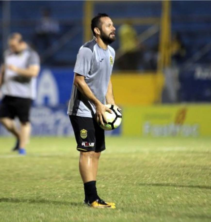 Alfredo Mejía: Es un fijo en el centro del campo del Real España, pero actualmente no se ha recuperado de unas molestias musculares.