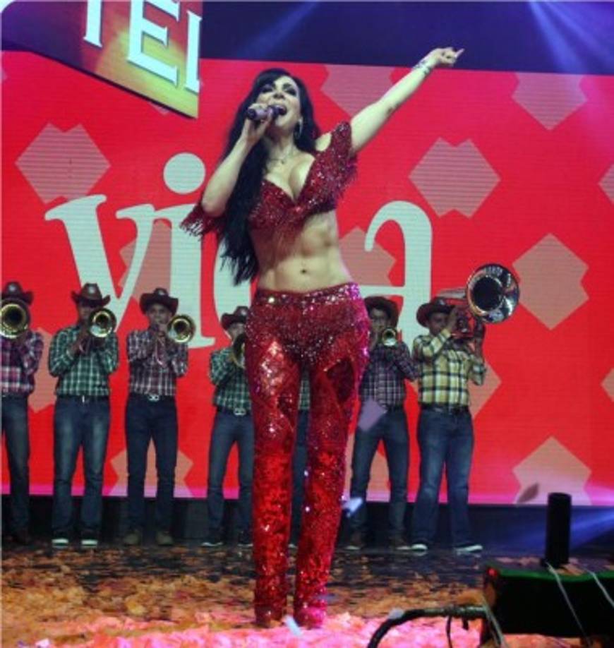 La hermosa tica lució un atuendo en color rojo y mostró su cuerpazo.