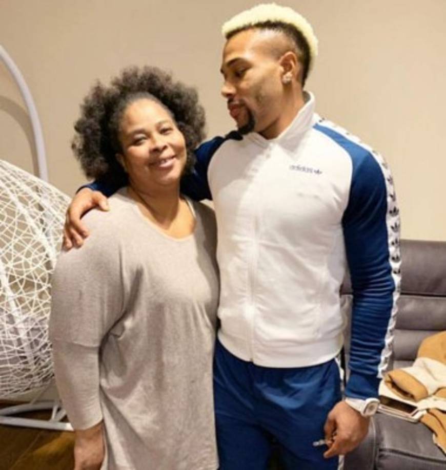 Adama Traoré junto a su madre.