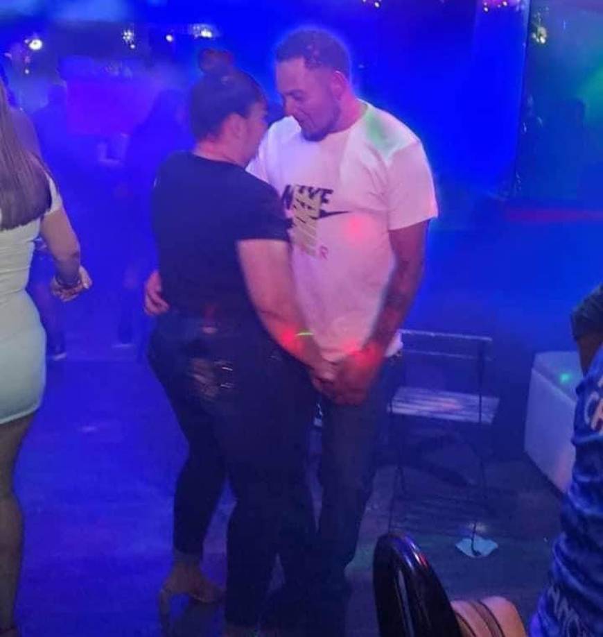 Según relatos de familiares, que acompañaban a Torres, el guardia agarró abruptamente por el cabello a la joven y luego la sacó del bar, acción que provocó el enojo del hondureño, quien en el afán de defenderla, se forcejeó con el oficial de seguridad y este le roció gas en la cara, después le infirió al menos 6 disparos. 