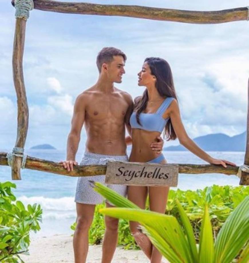 Denis Suárez, mediocampista español que pertenece al Barcelona, pero ha que jugado cedido en el Arsenal, disfruta junto a su pareja en las Seychelles.