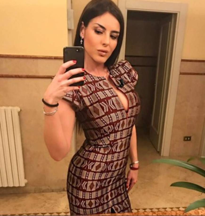 La presentadora italiana Barbara Francesca Ovieni tuvo un picante desliz con su vestido al hablar de Cristiano Ronaldo.