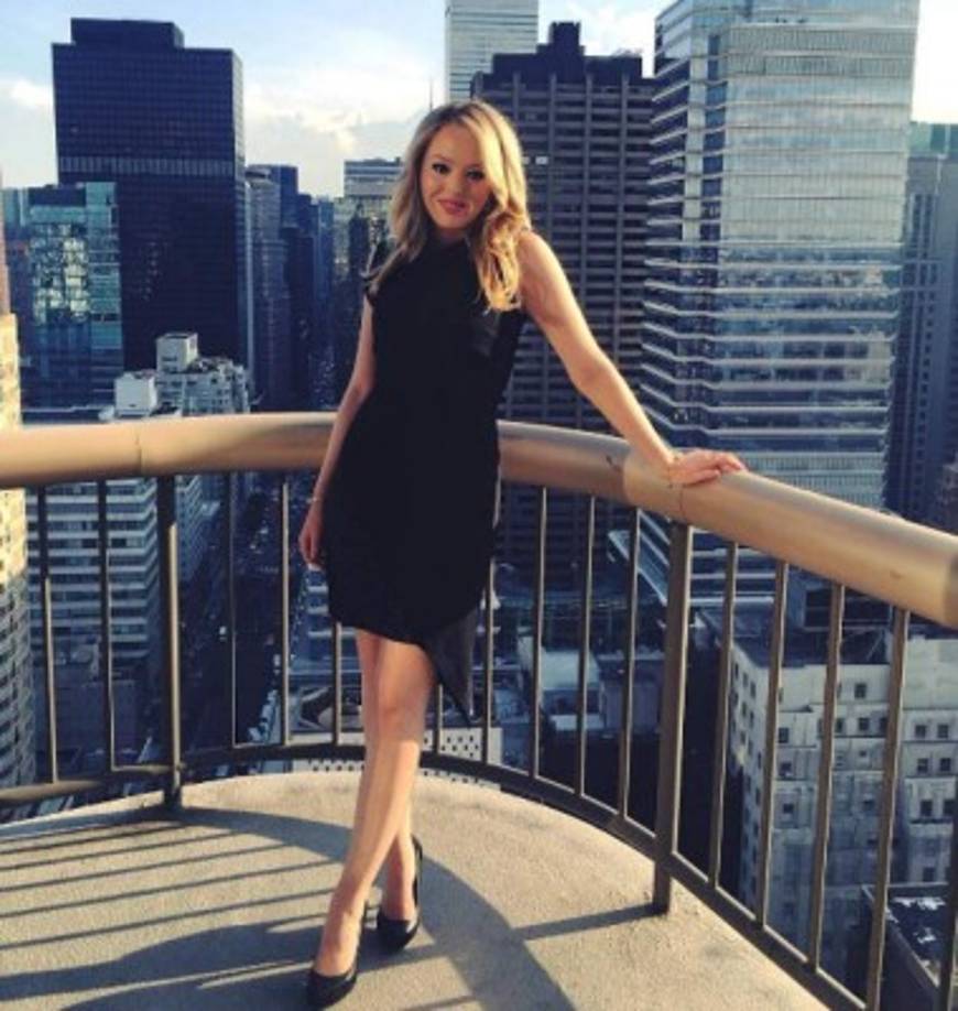 Tiffany disfruta de una vida llena de lujos. Es una apasionada de la moda y viaja por el mundo disfrutando de los parajes más exclusivos.