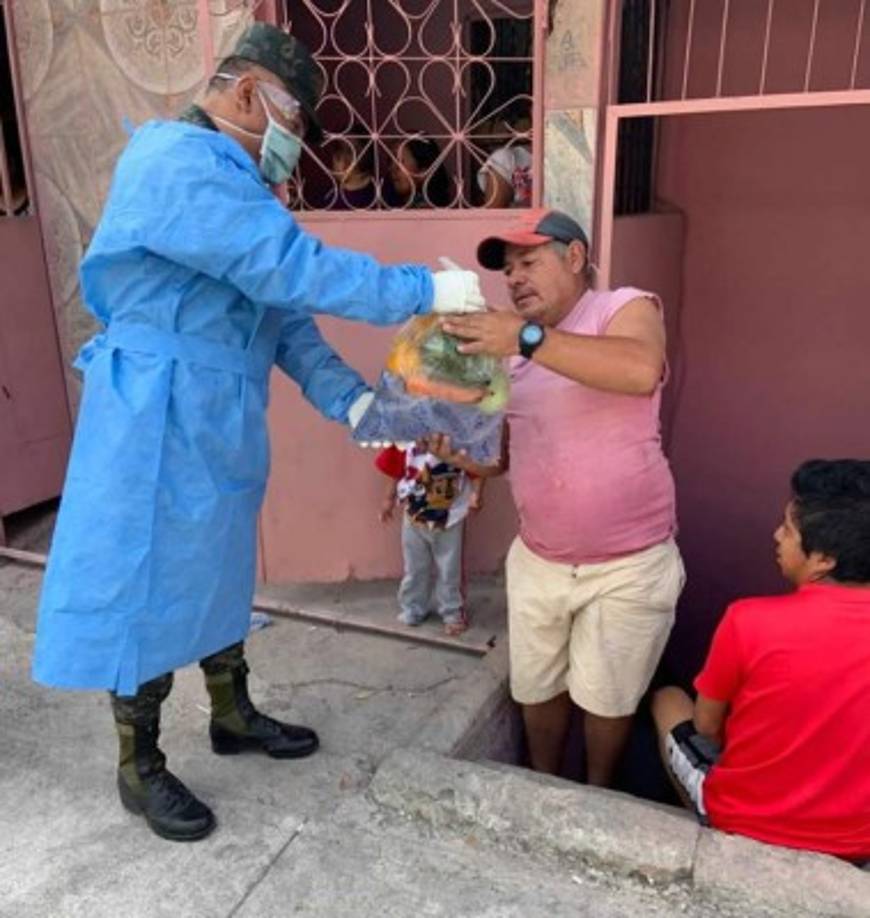 Una de las principales preocupaciones de los vecinos ha sido la del abastecimiento de alimentos, por lo que hoy reciben una bolsa con productos de la canasta básica.