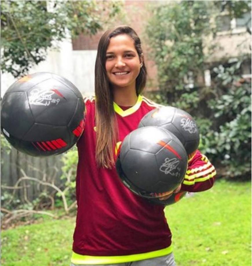 Deyna Castellanos juega en la posición de delantera y ha representado a su país en la selección femenina de Venezuela.