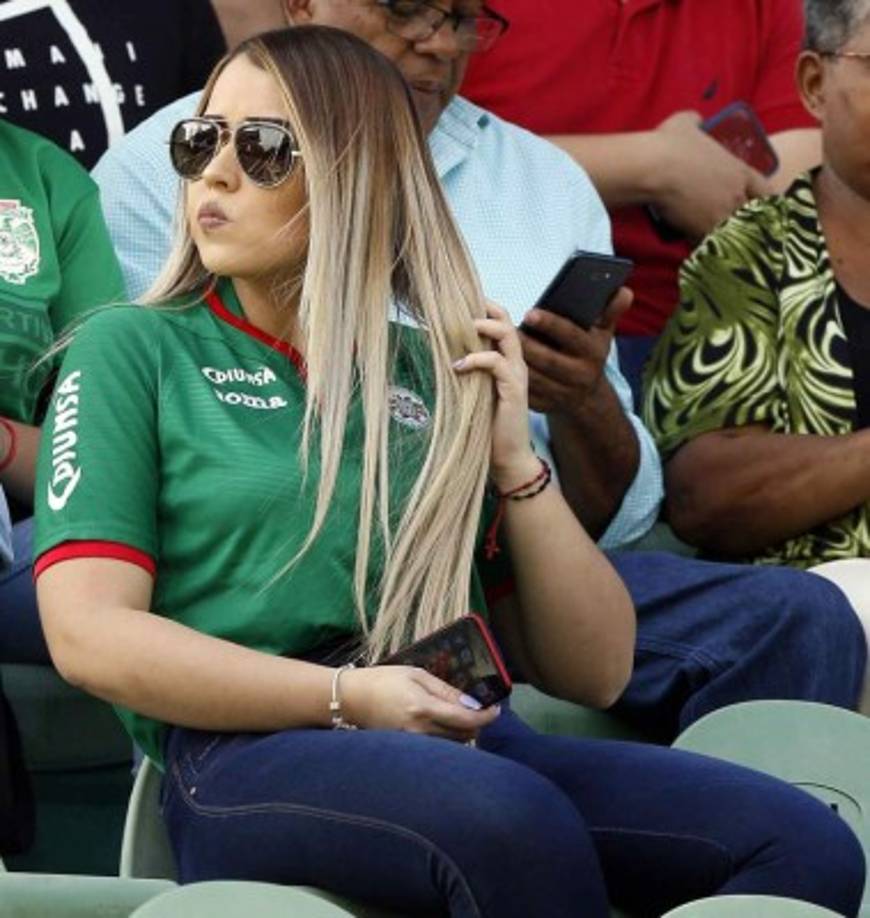 Otra hermosa aficionada del Marathón que celebró el triunfo ante Olimpia.