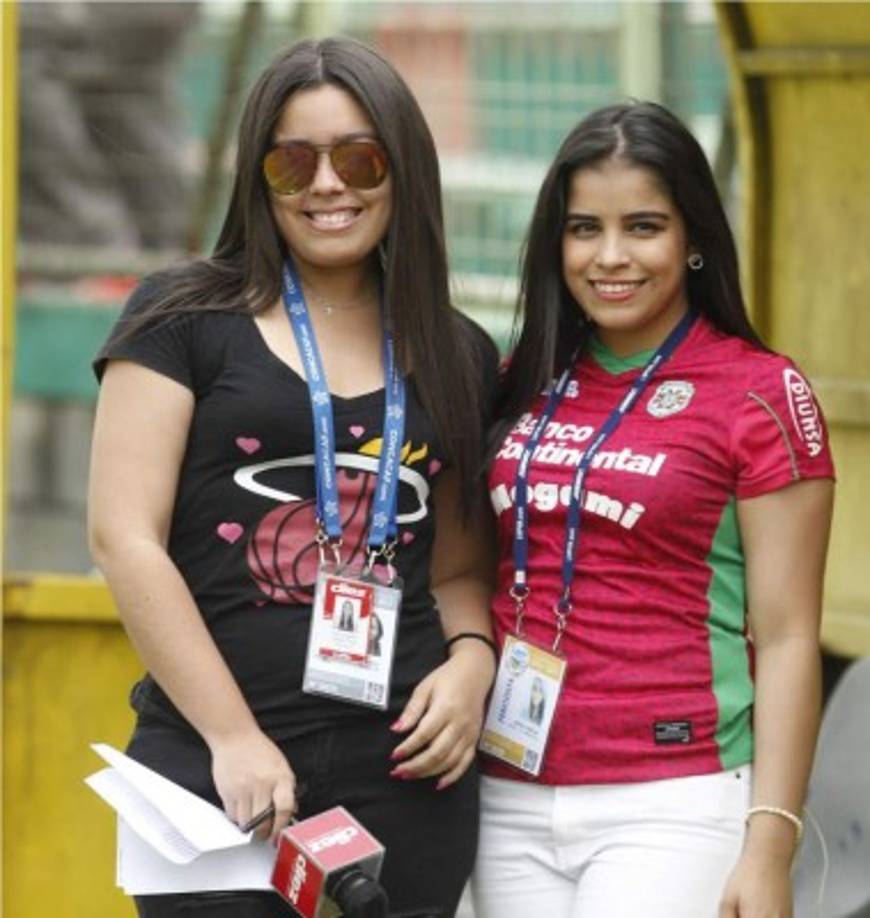 La periodista de Diez. Karla Reyes, y la aficionada del Marathón, Karen Gissell, a pie de campo del Yankel Rosenthal.