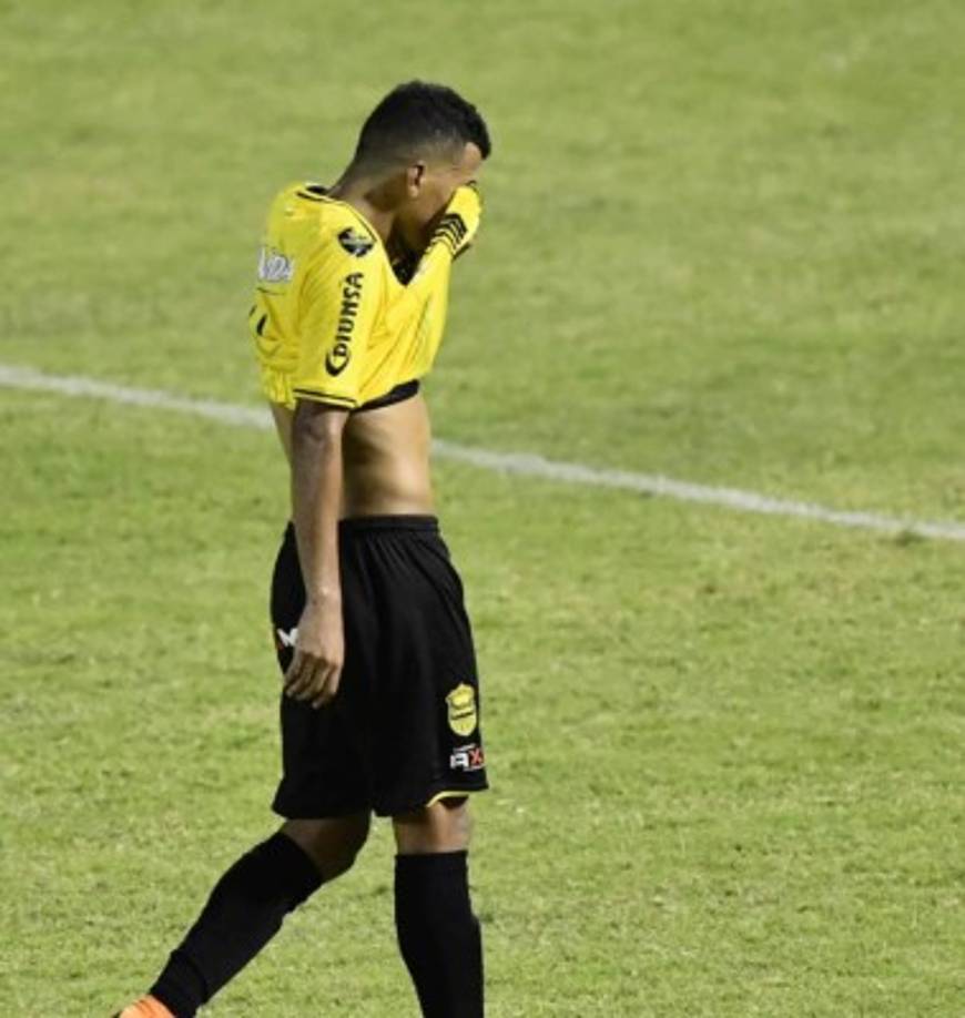 Selvin Guevara se fue triste del campo por la derrota contra el Vida.