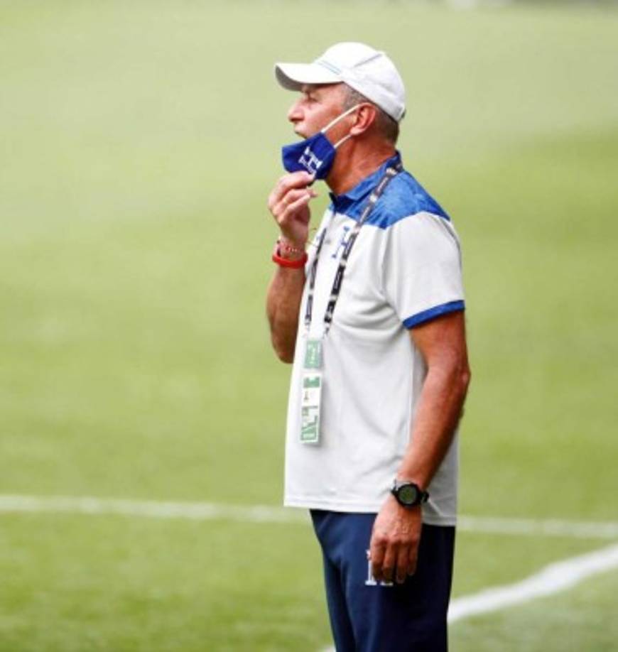 El entrenador de Honduras, Miguel Falero, se bajaba el tapabocas por unos momentos para poder hablarle a sus jugadores y que le entendieran las indicaciones.