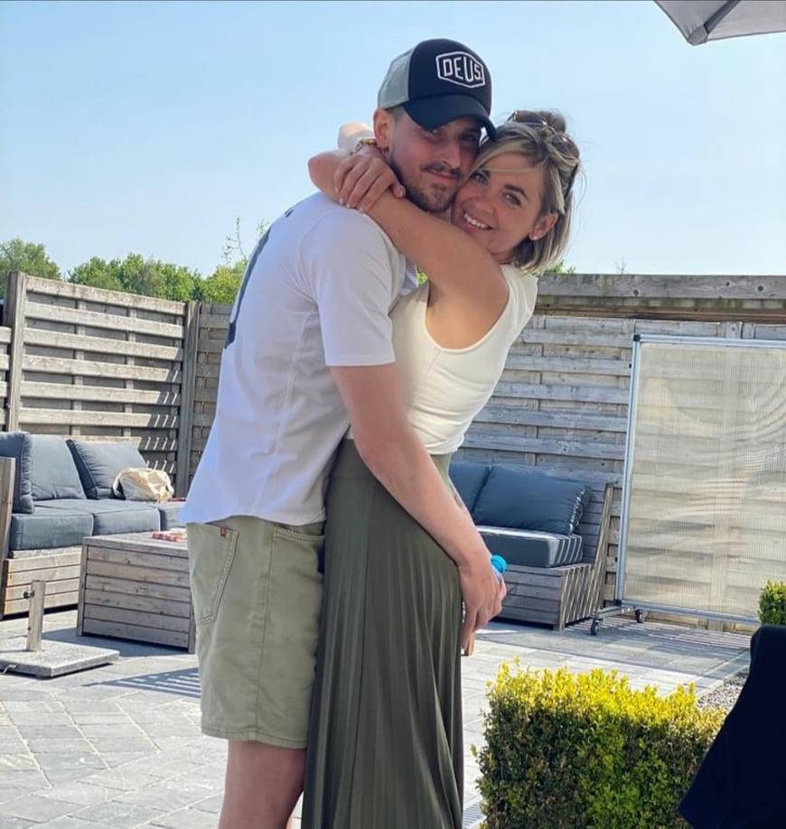 “Nuestro querido tesoro, papá partió para su último partido esta noche, un partido que ya no se puede ganar. Nos dejaste muy lentamente, pero lo hiciste de nuevo a tu manera. Fuerte como el hierro. Peleaste como un león. Estamos muy agradecidas por quién eras, un ejemplo para muchos. Me hiciste darme cuenta de que no hay que rendirse, incluso cuando solo había un pequeño destello de oportunidad para ganar, una y otra vez saliste. Descansa ahora bebé, te lo has ganado más que nadie, ahora estás libre de todo dolor. Nos encantaría verte. Un abrazo grande de tus dos niñas. Hasta luego”, escribió la mujer de Van Damme.