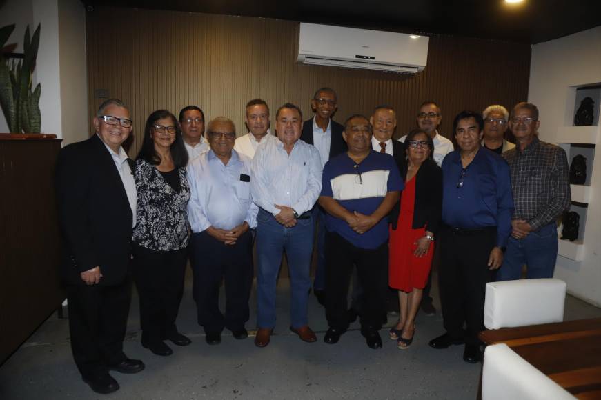 Los exestudiantes de la promoción 1974 celebraron 50 años de haber culminado sus estudios de secundaria, año en el que recibieron su título de Perito Mercantil y Contador Público. 