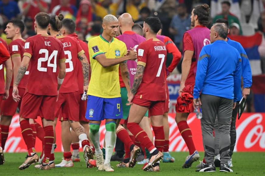 Jugadores de Brasil y Serbia se saludaron tras el pitazo final.