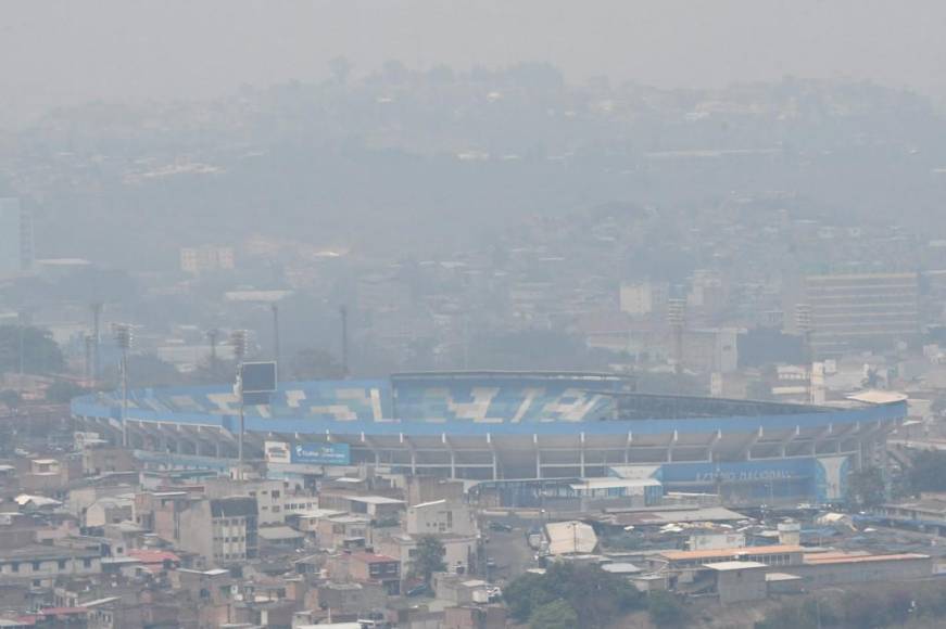 Una densa capa de humo proveniente de los incendios forestales y el ingreso de Polvo Saharaui a Honduras, cubren la capital Tegucigalpa.