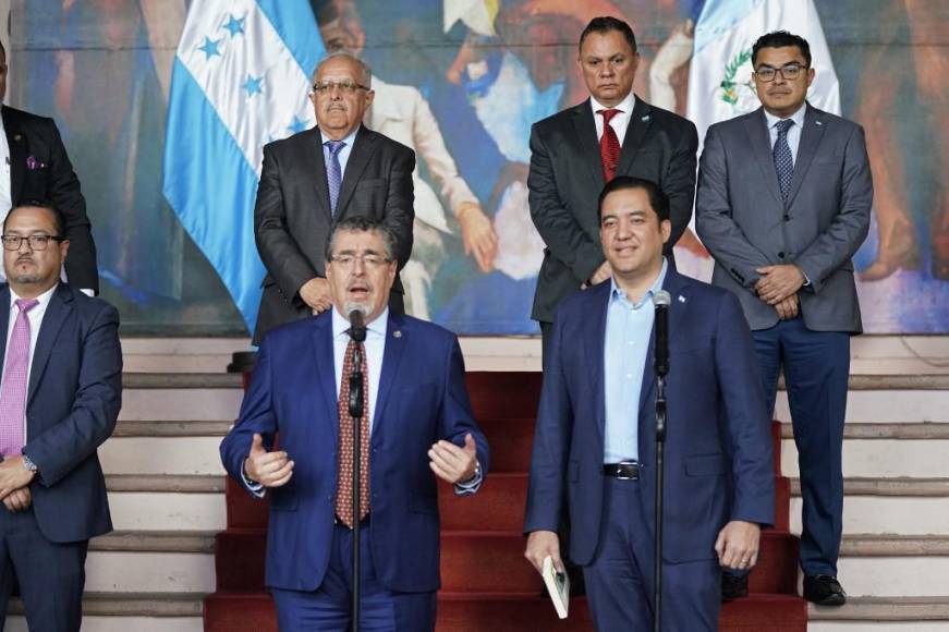 El presidente electo de Guatemala, Bernardo Arévalo, habla con la prensa después de reunirse con la presidenta hondureña, Xiomara Castro, en Tegucigalpa, el 4 de enero de 2024.