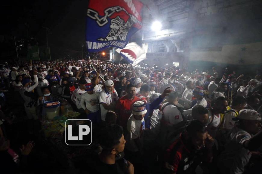 Gran show montó la barra del Olimpia en su llegada al estadio Nacional Chelato Uclés.