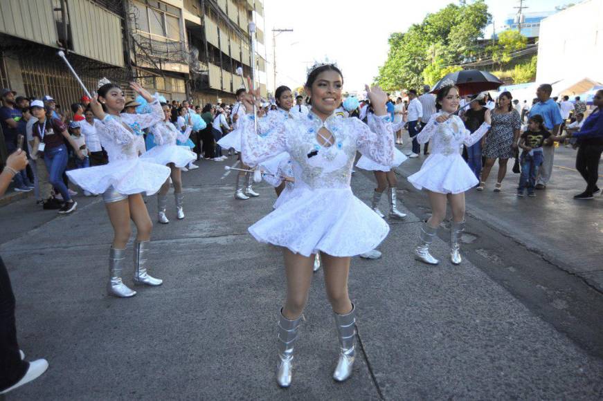 Las jovencitas del Instituto Juana Lecler de Tegucigalpa, engalanan los desfiles patrios. 