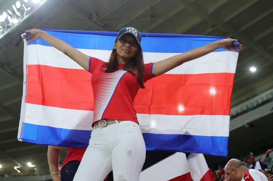 Esta preciosa chica ha cautivado en Qatar por su belleza. La joven llegó bien identificada para apoyar a su selección de Costa Rica.