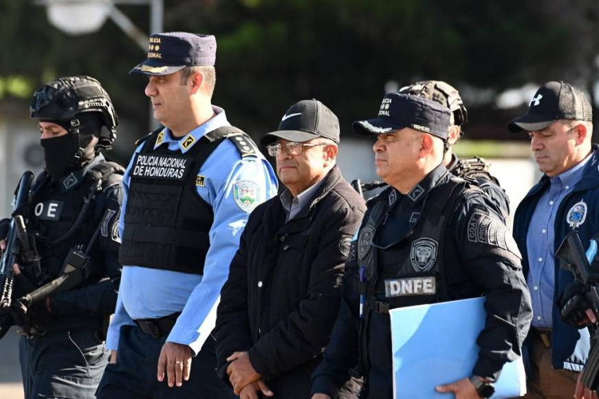  El exdiputado hondureño Midence Oquelí Martínez fue extraditado este jueves a Estados Unidos y se convirtió en el tercer exparlamentario que se enfrentará a un juicio en EE.UU. por tres delitos asociados al narcotráfico y uso de armas.