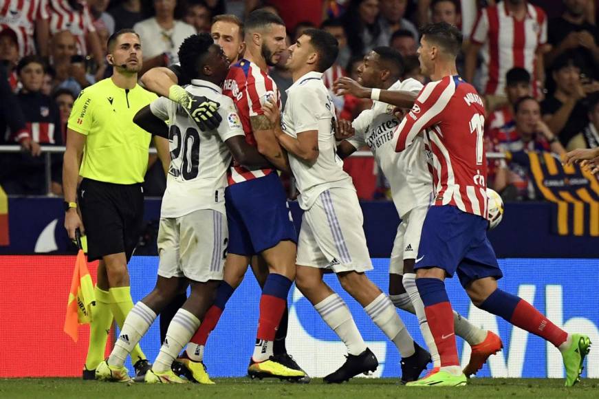 Ese encontronazo provocó una bronca entre jugadores del Atlético y Real Madrid.